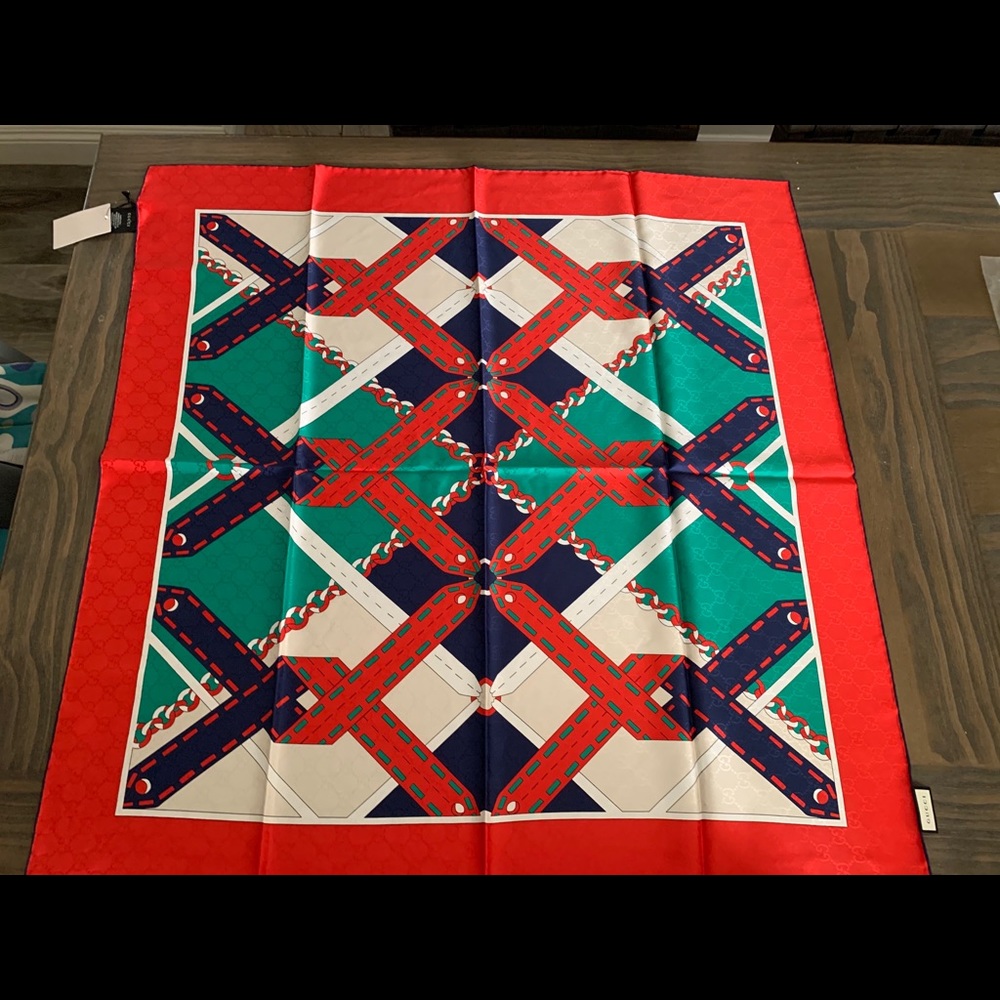 NEW GUCCI SCARF 90X90 100% SILK MADE IN ITALY - Picture 2 of 8